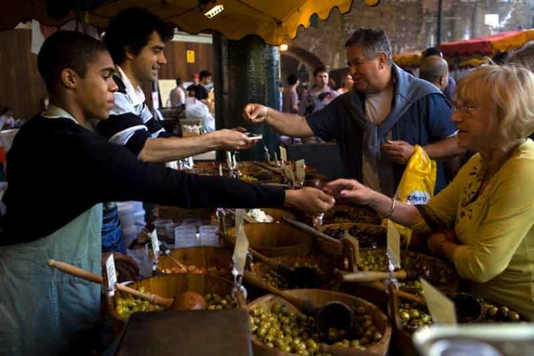 UK - Borough Market - Buying olives